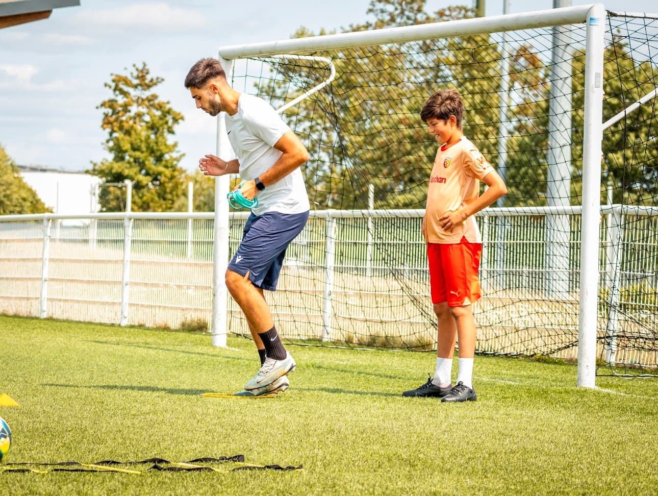Exercice d'appuis avec un jeune joueur