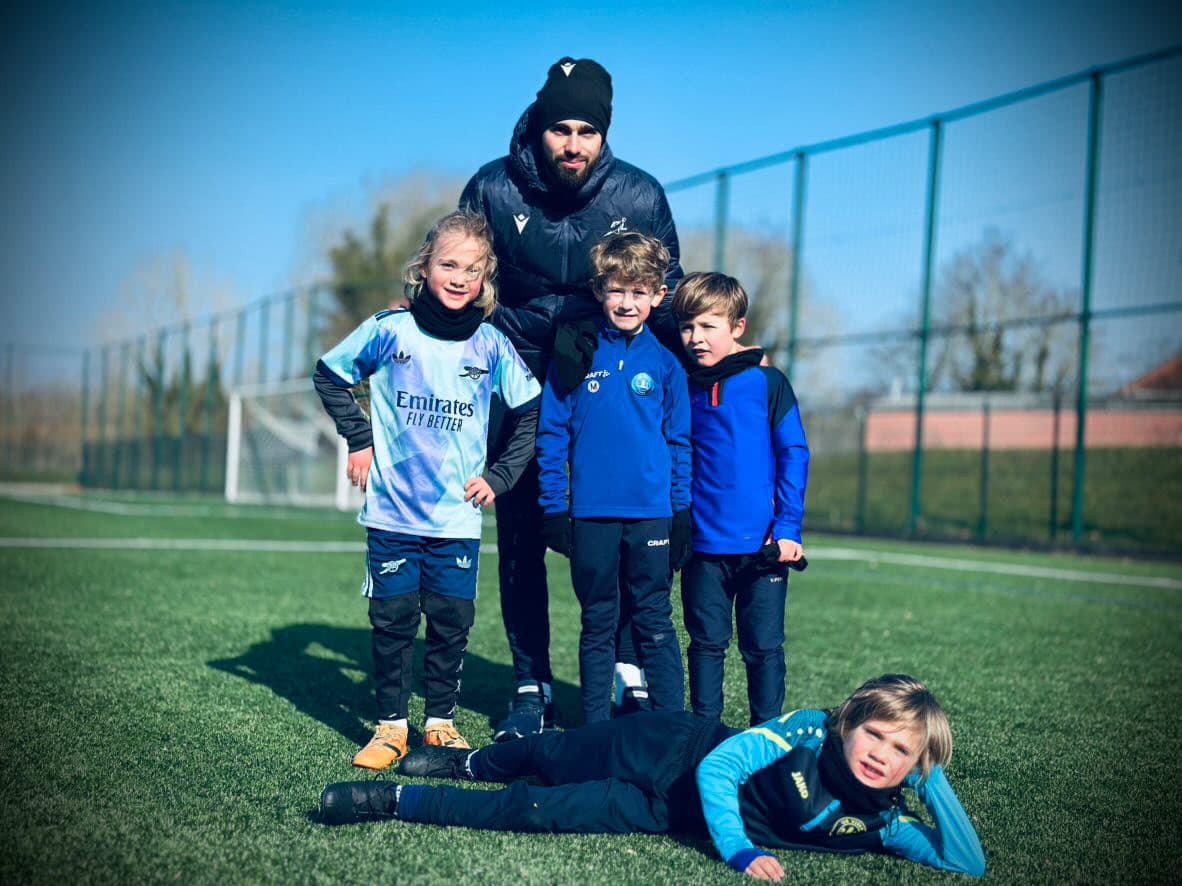 Groupe de jeunes joueurs après une séance